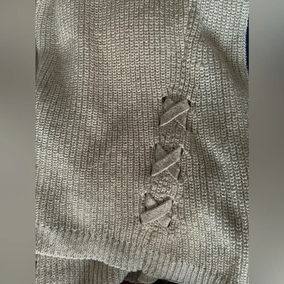 💛🤍EUC- A.N.A WHITE SWEATER WITH LIGHT GOLD SPARKLE SZ L💛🤍 - Picture 4 of 5